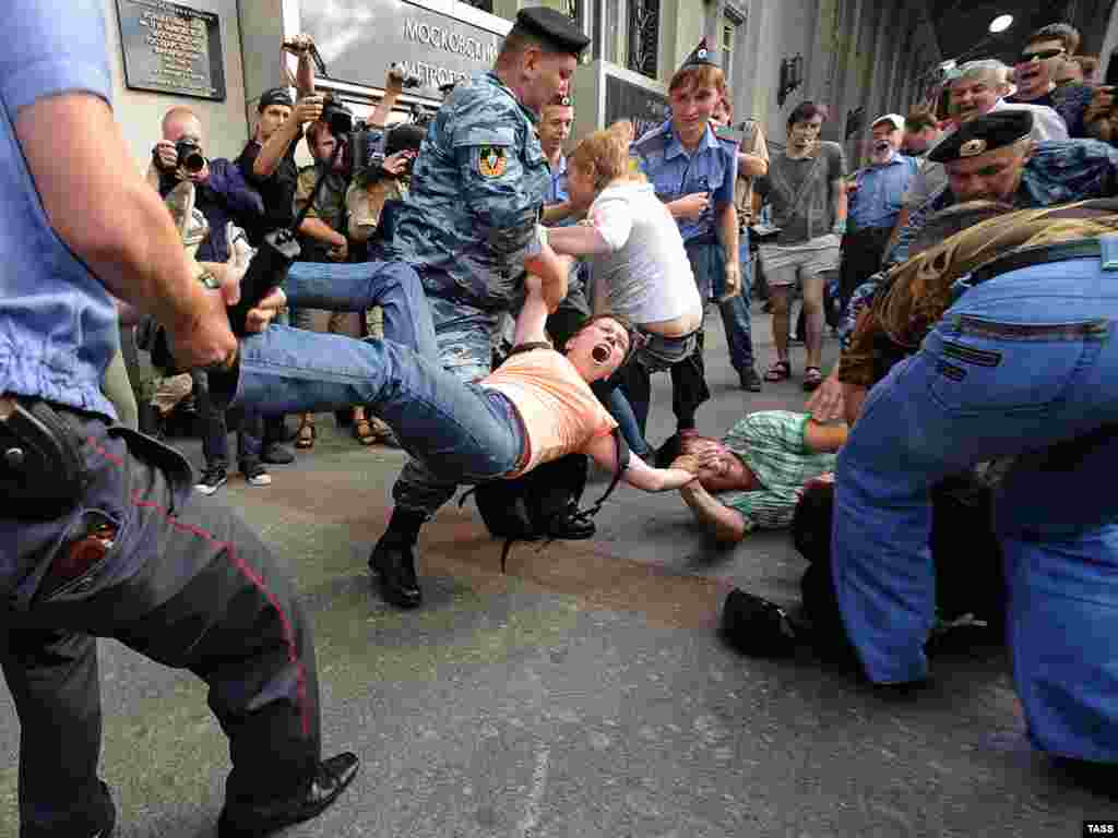 Russian police detain opposition protesters during their March of Dissent on Moscow's Triumfalnaya Square.