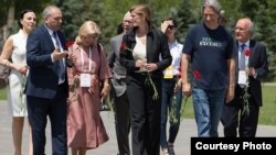 Armenia - Samantha Power (C), the former U.S ambassador to the UN, visits the Armenian genocide memorial in Yerevan, 8 June 2018. (Photo courtesy of www.auroraprize.com) 