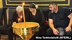 დაურ ბუავას დედა და მამობილი (მარჯვნივ), პირველი სექტემბერი 2026 წელი