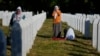 Gratë luten në Qendrën Përkujtimore për viktimat e gjenocidit në Srebrenicë, në Potoçari, Bosnje, të premten, më 11 korrik 2025.