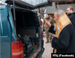 Предстоятель УПЦ (МП) митрополит Онуфрій освячує автівки, куплені за донати для ЗСУ. Цті автівки будуть використовуватись для вивезення поранених військовослужбовців