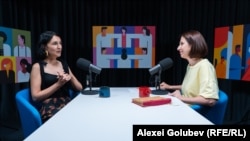 Clara Abdullah (stânga), în dialog cu autoarea podcastului „Laboratorul Social”, Victoria Coroban