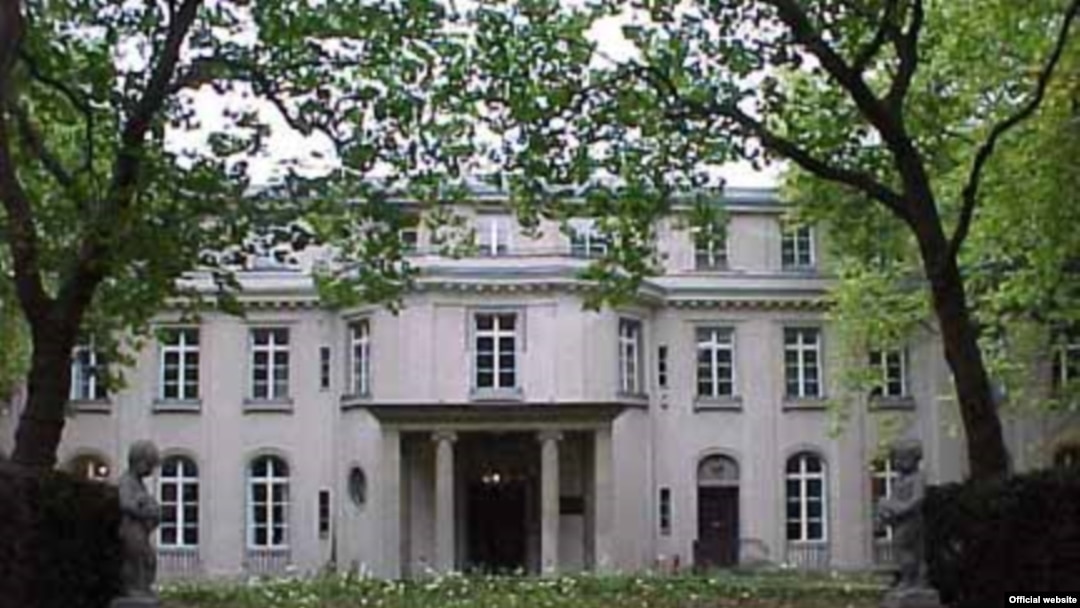 Вилла в Ванзее [Фото — <a href="http://www.scrapbookpages.com/EasternGermany/Wannsee/ " target="_blank">Wansee Museum</a>]