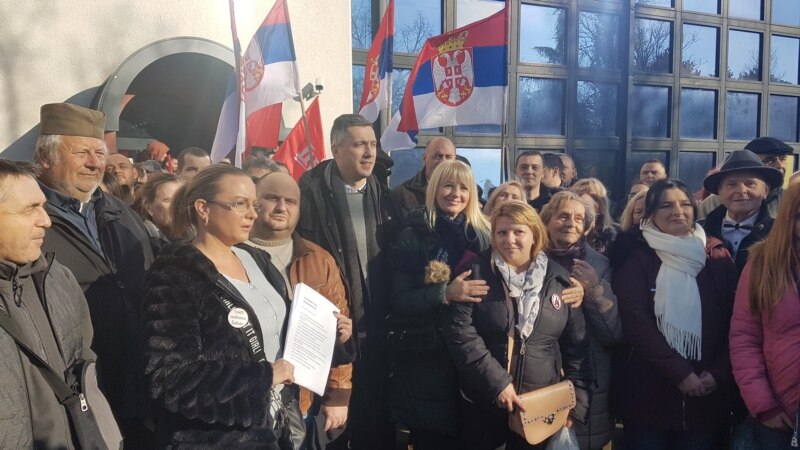 Activiști ai opoziției sârbe au blocat sediul Radio-Televiziunii publice de la Belgrad