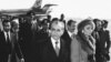 محمدرضا شاه پهلوی و همسرش شهبانو فرح پهلوی در فرودگاه مهرآباد، هنگام خروج از ایران در ۲۶ دی ماه ۵۷