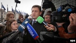 Ministrul rus al energiei Aleksandr Novak sosind ieri la negocieri in clãdirea Comisiei Europene.