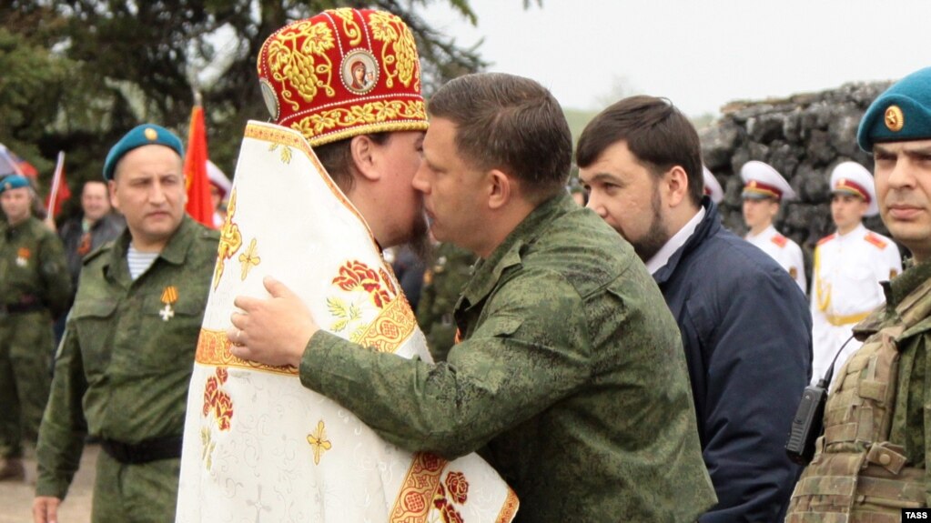 Тодішній ватажок угруповання «ДНР» Олександр Захарченко (в центрі), за спиною у нього один із керівників цього ж угруповання Денис Пушилін. Савур-могила, Донецька область, 8 травня 2015 року