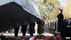 Церемония возложения венков на военном кладбище Повонзки. Варшава, 10 апреля 2015 года. 