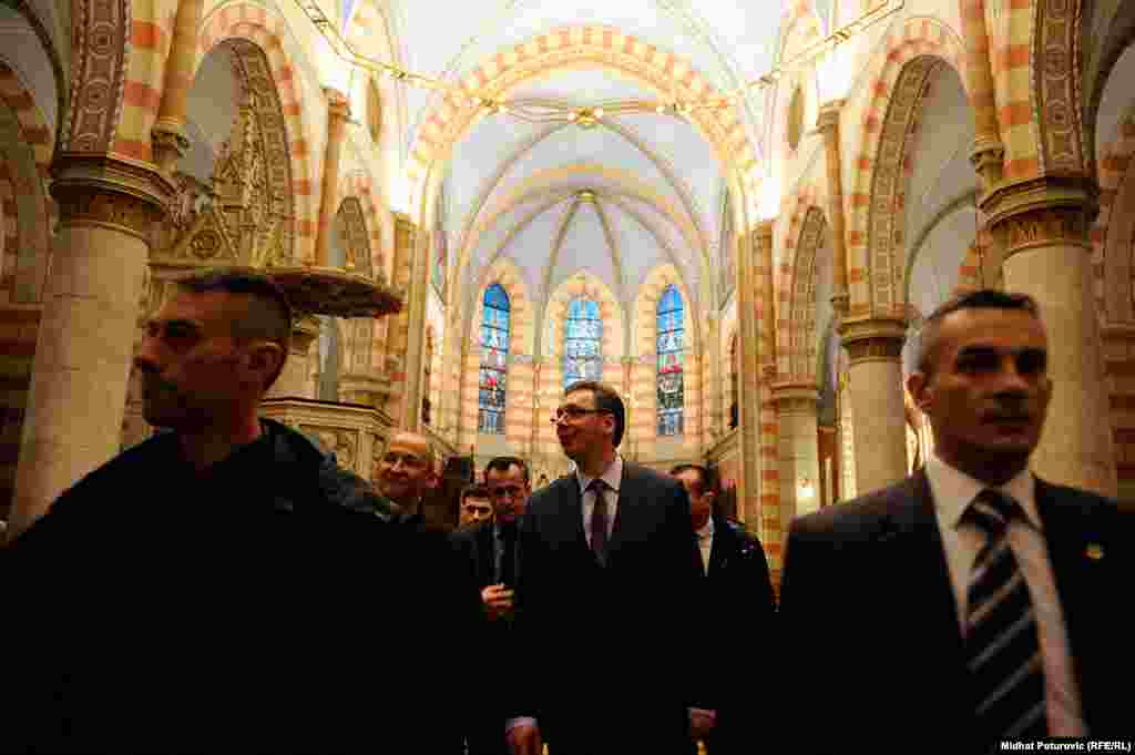 Premijer Republike Srbije Aleksandar Vučić tokom posjete Katedrali Srca Isusova u Sarajevu.
