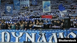 Фанаты «Динамо» на стадионе. Архивное фото