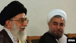 Իրանի գերագույն հոգեւոր առաջնորդ Ալի Խամենեի (ձախից) եւ նորընտիր նախագահ Հասան Ռոհանի, արխիվ