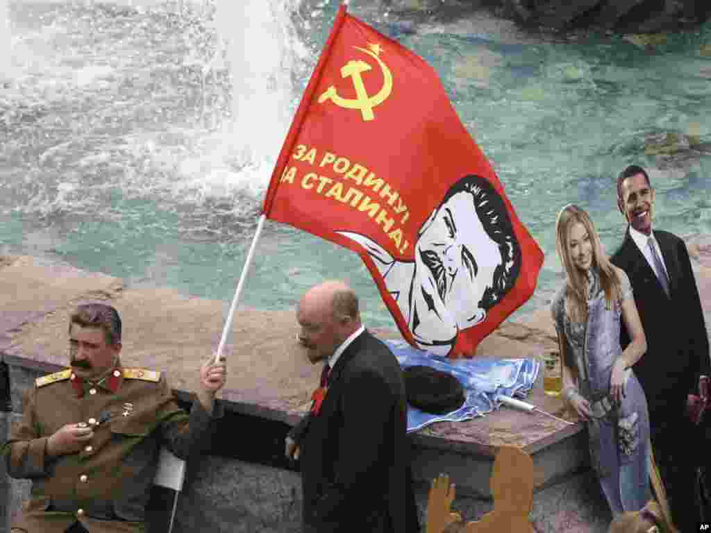 Rusija - Sovjetski lideri Vladimir Lenjin i Josef Staljin, vrlo su popularni za fotografiranje sa turistima u Moskvi, dok sa strane stoji spremna kartonska verzija predsjednika Obame, 13.06.2011. Foto: AP / Misha Japaridze