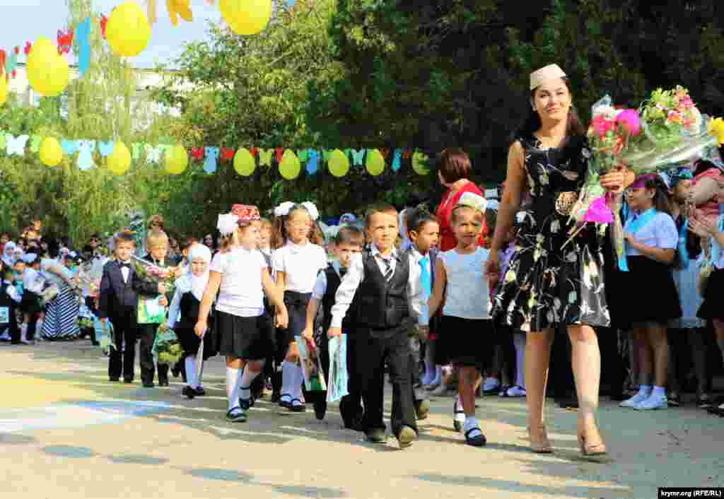 Первый звонок в Бахчисарайской общеобразовательной школе с крымскотатарским и русским языками обучения 