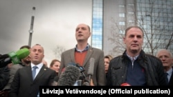 Liderët e partive opozitare në Kosovë: Visar Ymeri nga Lëvijza Vetëvendosje, Ramush Haradinaj nga Aleanca për Ardhmërinë e Kosovës dhe Fatmir Limaj nga partia Nisma