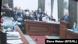 На суде по делу бывшего премьер-министра Серика Ахметова, обвиняемого в коррупции. Караганда, 30 октября 2015 года.