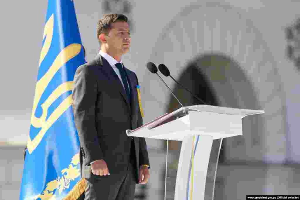 Президент страны Владимир Зеленский в торжественном выступлении в Киеве сравнил Украину с матерью, а Крым и Донбасс назвал детьми, которых отобрал сосед.