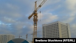 Әйелдер шығып алған кран. Астана, 11 қараша 2013 жыл.