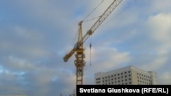 Строительный кран на Левобережье Астаны, на который забрались Сандугаш Серикбаева и Уюм Жолдасбаева. Астана, 11 ноября 2013 года.