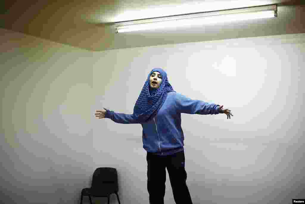 18-летняя Самрин учит детей религиозных песням в исламском центре в Лейтоне. Она решила носить хиджаб, когда водитель крикнул в ее адрес оскорбление расистского характера.
