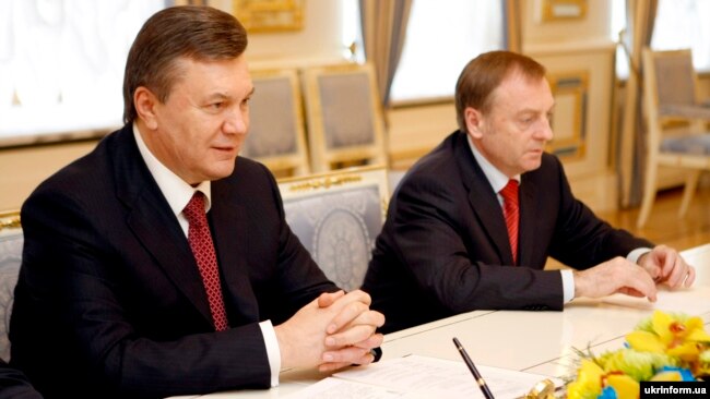 Тодішні президент України Віктор Янукович (ліворуч) і міністр юстиції України Олександр Лавринович під час зустрічі з головою Конституційного суду Росії Валерієм Зорькіним у Києві 23 квітня 2010 року
