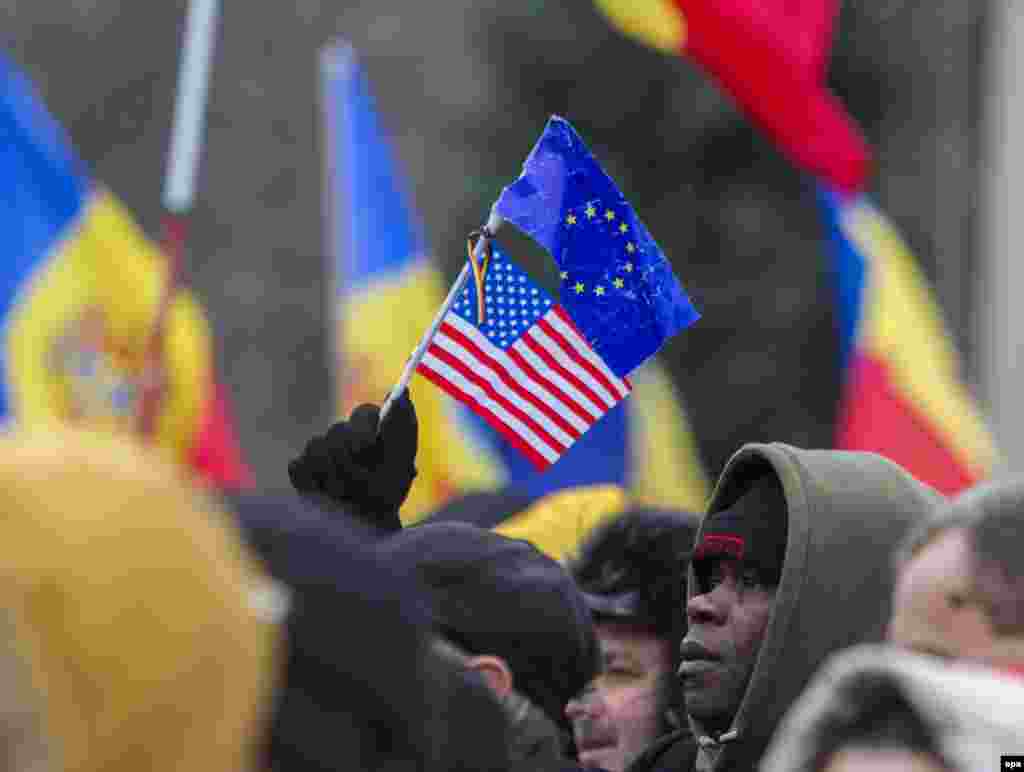 Protesters gather during an antigovernment rally demanding a referendum to return to a direct presidential election at the Great National Assembly Square in Chisinau, Moldova, on November 29. (epa/Dumitru Doru)