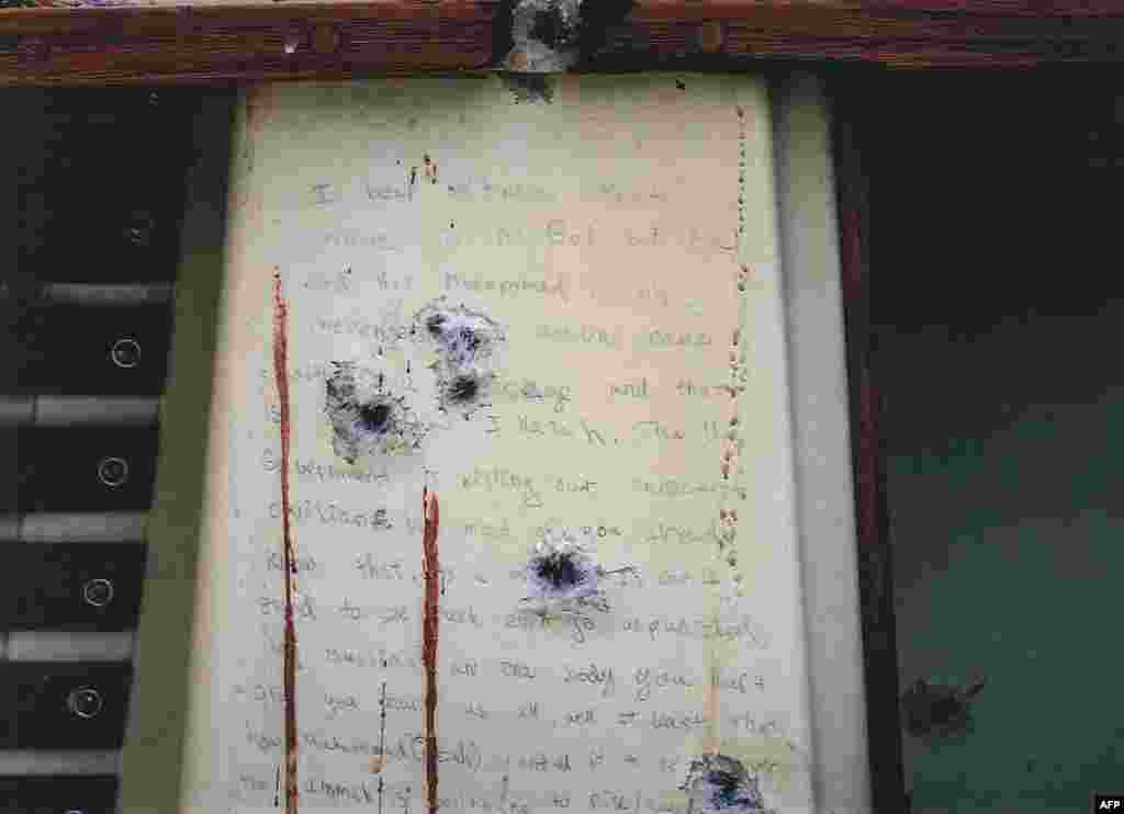 Окровавленная записка с пулевыми отверстиями, найденная внутри лодки, где после взрывов в Бостоне прятался Джохар в Уотертауне, штат Массачусетс.