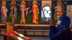 Žena u molitvi na Veliki petak, Skoplje