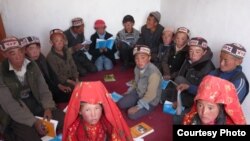 Ооган кыргыздарынын балдары мектепте, Кыргыз бутагынын аманат сүрөтү