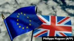 Steagul Uniunii Europene și cel al Regatului Unit.
