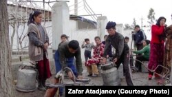 Село Кашгар-Кыштак в Карасуйском районе. Жители стоят в очереди за водой. Иллюстративное фото