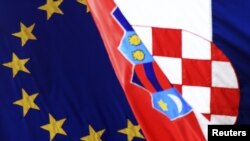 Zastave EU i Hrvatske