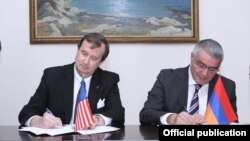 Армения -- Посол США в Армении Ричард Миллз (слева) и заместитель министра иностранных дел Армении Ашот Овакимян подписывают документ, Ереван, 9 сентября 2016 г.