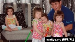 Есентай Қапар, егіз туған төртемімен бірге. Алматы, 29 мамыр 2012 жыл.