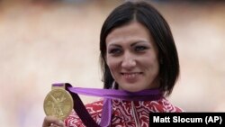 Наталья Артюх с золотой медалью Олимпиады в Лондоне, 9 августа 2021 года 