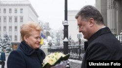 Президент Литвы Даля Грибаускайте и ее украинский коллега Петр Порошенко, архивное фото, 2014 год