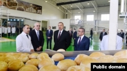 İlham Əliyev çörək sexində.