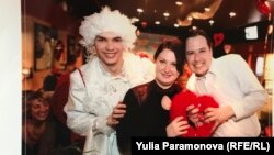 Антоніна Зіміна і Костянтин Антонець знімали власне весілля, на яке запросили однокурсника нареченої. Він виявився співробітником Федеральної служби безпеки
