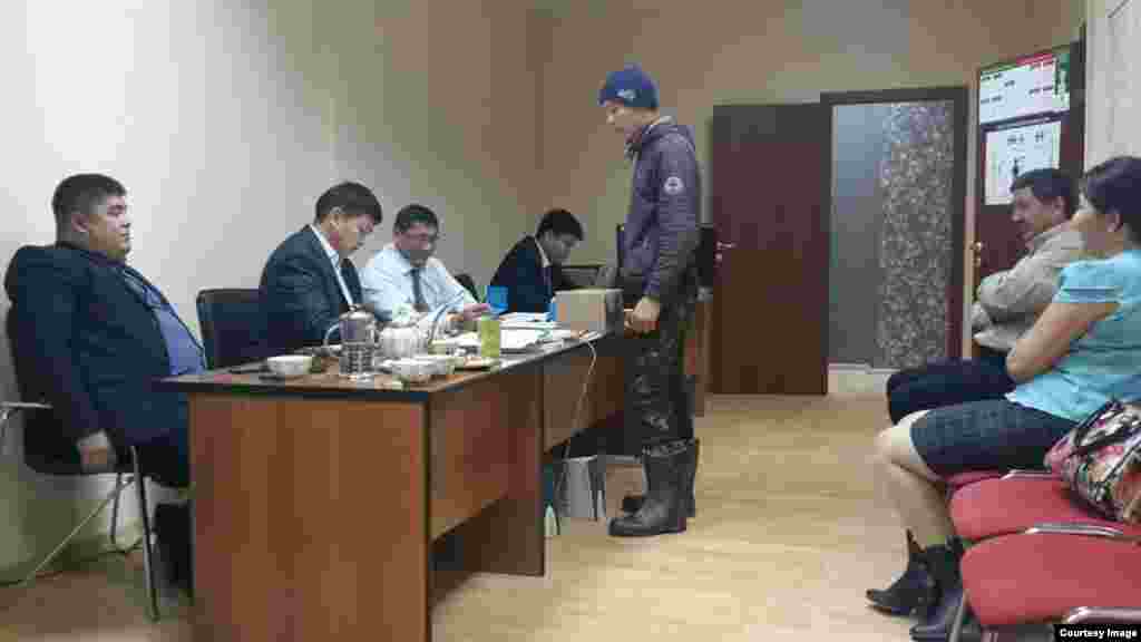Суретте:&nbsp;Ресейдің Новосибирск қаласында орналасқан 9010-сайлау учаскесінде Қырғызстан парламенті сайлауына дауыс беруге келген қырғыз азаматы сайлау бюллетенін алып тұр. 4 қазан 2015 жыл.