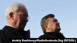 Президент України Віктор Янукович та прем'єр-міністр Микола Азаров. Вшанування жертв розстрілів у Бабиному яру, Київ, 3 жовтня 2011 року