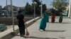Учителя и воспитатели в праздники убирают улицы Ашхабада 