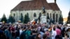 La un protest antiguvernamental al clujenilor în fața Bisericii romano-catloice Sf. Mihai în Piața Centrală