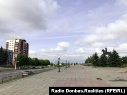 Вул. Коцюбинского. Зліва – колишня будівля Луганської міської ради, справа – монумент Клименту Ворошилову