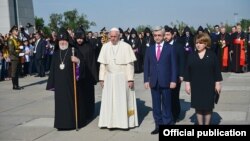 Папа Рымскі Францішак наведаў мэмарыяльны комплекс генацыду армян падчас афіцыйнага візыту ў Армэнію. 25 чэрвеня 2016 году