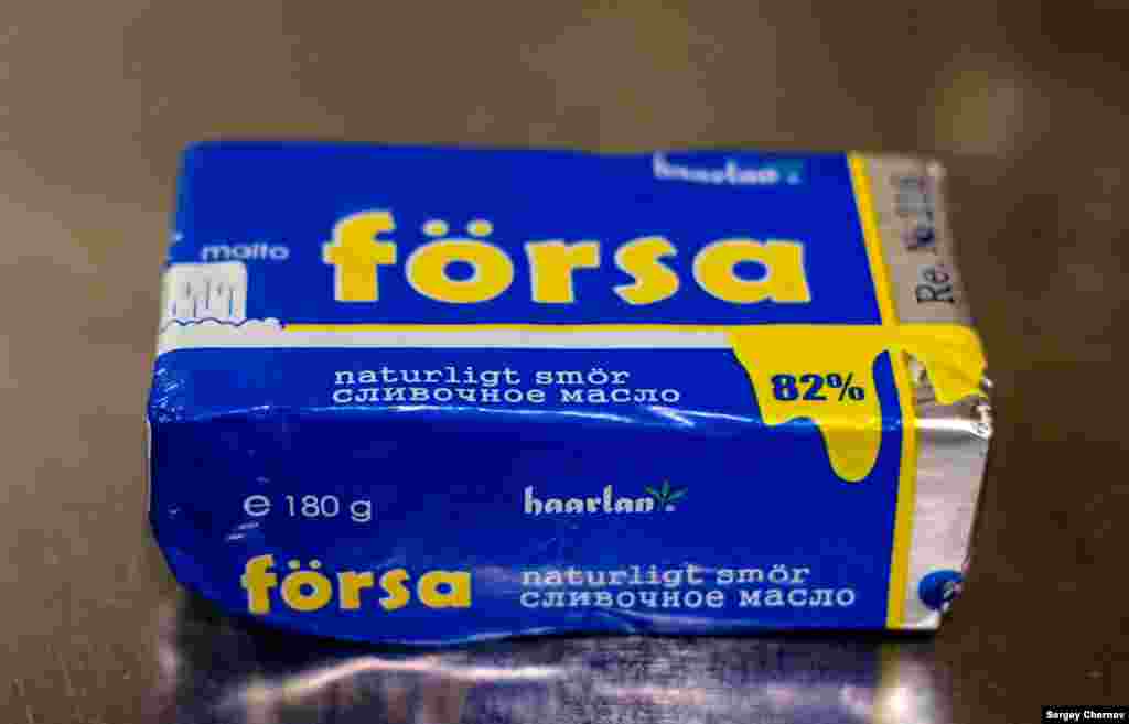 Масло Försa в упаковке цветов шведского флага, с надписями на шведском языке и названием фирмы-производителя, напоминающим шведское. Произведено в Новгородской области.