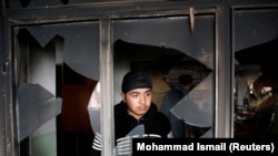 آرشیف، یک جوان اهل هنود افغان حین حضور در یک مکان مذهبی‌شان پس از حمله به آن