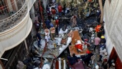 Spasilački timovi na mjestu pada putničkog aviona u stambenom dijelu blizu aerodroma u Karačiju, Pakistan, 22. maja 2020.