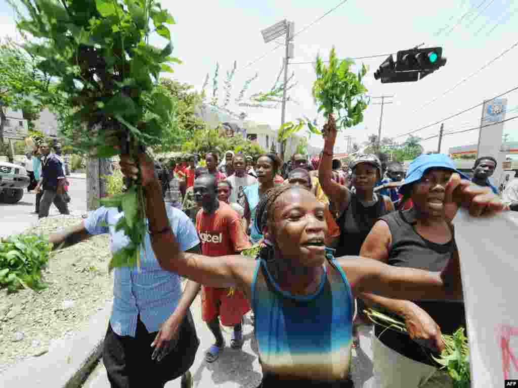 Të mbijetuarit nga tërmeti i 12 janarit që goditi Haitin, kanë protestuar për më shumë ndihma...