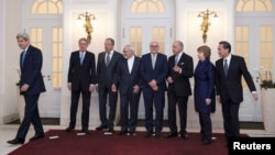 ایران و ۵+۱ مشغول مذاکراتی هستند که دو بار مهلت آن تمدید شده است (در تصویر: وین ۲۴ نوامبر ۲۰۱۴؛ نفر اول از چپ، جان کری، در کنار وزیران خارجه شش کشور دیگر و کاترین اشتون)