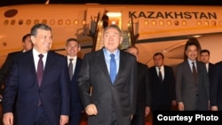 Шавкат Мирзияев встречает в аэропорту Ташкента президента Казахстана Нурсултана Назарбаева, который прилетел в узбекскую столицу для участия в саммите ШОС. Ташкент, июнь 2016 года. 