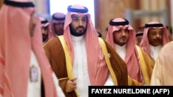 Наследный принц Саудовской Аравии Мухаммед бин Салман (в центре).